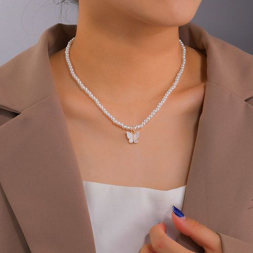 Collier de perles en fausse perle avec breloque papillon - SHEIN - Modalova
