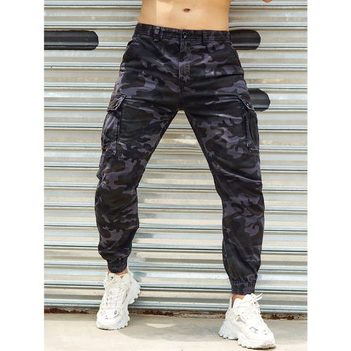 Pantalon à imprimé camouflage à poche à rabat - SHEIN - Modalova