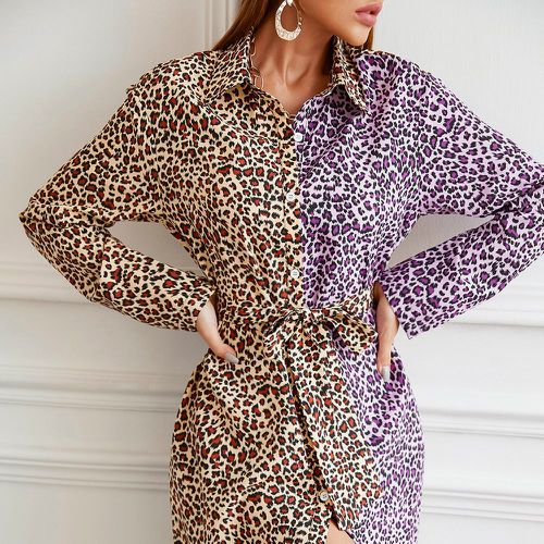Robe chemise léopard à blocs de couleurs fendue ceinturée - SHEIN - Modalova
