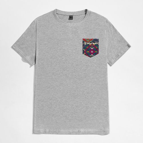 T-shirt à imprimé géométrique patch à poche - SHEIN - Modalova