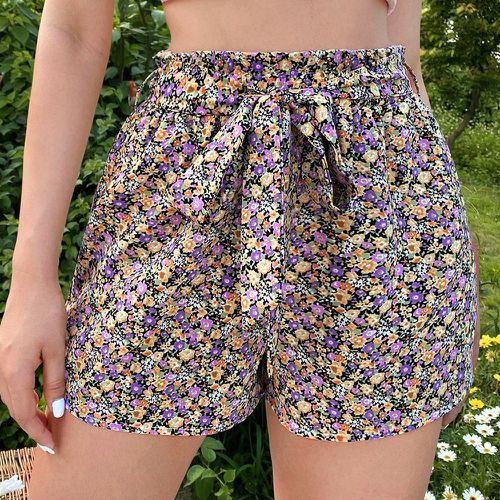 Short ceinturé à imprimé floral à taille froncée - SHEIN - Modalova