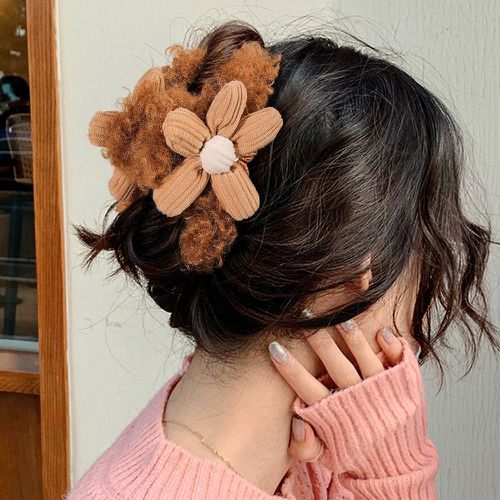 Griffe de cheveux duveteuse à fleur - SHEIN - Modalova