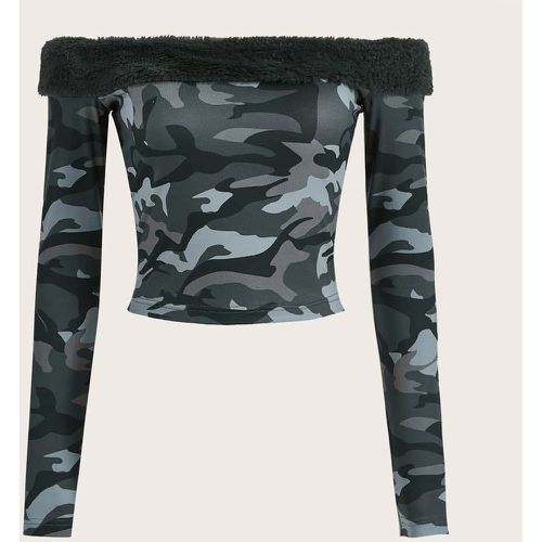 T-shirt à imprimé camouflage col bardot à ourlet duveteux - SHEIN - Modalova