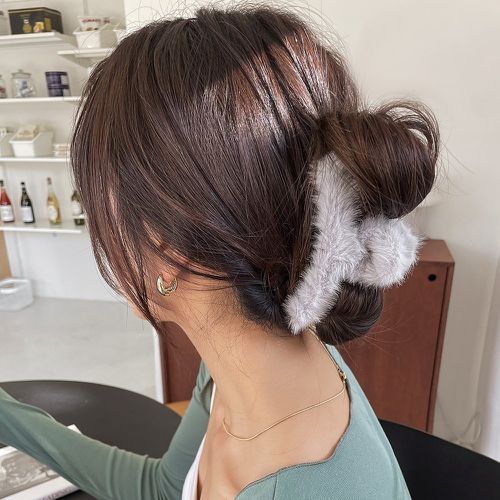 Griffe à cheveux unicolore minimaliste duveteux - SHEIN - Modalova
