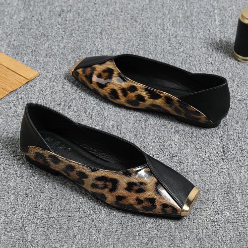 Chaussures plates léopard à détail en métal à bout carré - SHEIN - Modalova