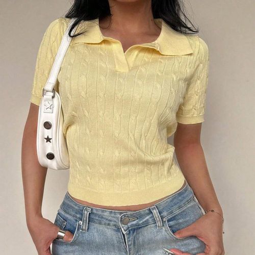 Top tricoté jaune avec détail de col polo Twist, mode minimaliste, tenue décontractée quotidienne - SHEIN - Modalova