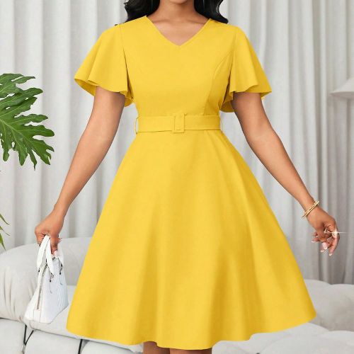 Robe courte droite à manches courtes et col V ceinturée de couleur unies - SHEIN - Modalova