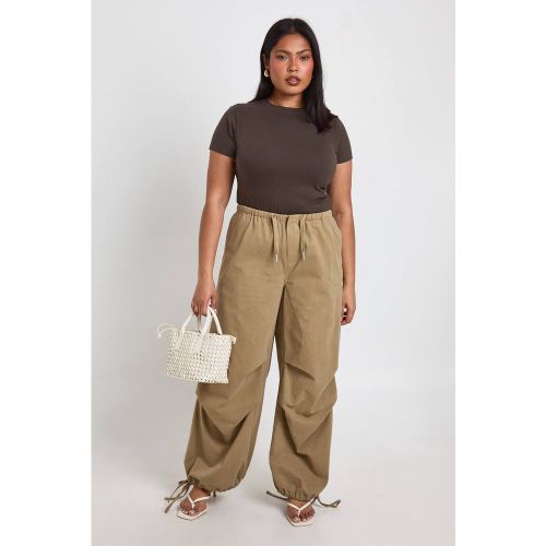 Haut Ajusté Long À Manches Courtes Et Encolure Carrée Plus Basic | Taille 48 - boohoo - Modalova