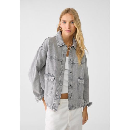 Surchemise en jean cargo avec poches avant S - Stradivarius - Modalova