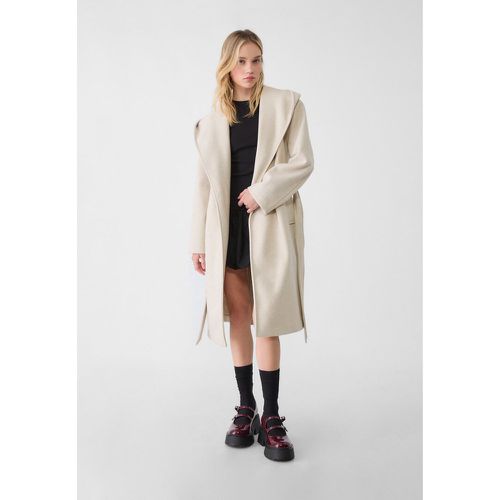 Manteau long avec ceinture doux au toucher Écru XS - Stradivarius - Modalova