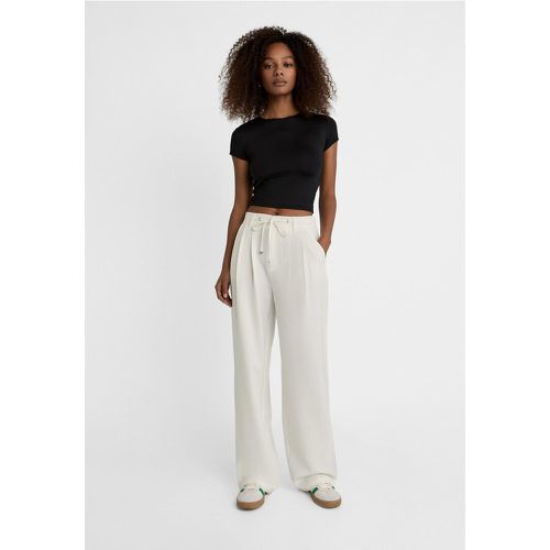 Pantalon regular jambe large avec cordons à la taille Écru 32 - Stradivarius - Modalova