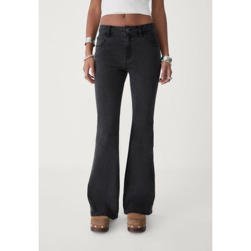 Jean flare décontracté DENIM NOIR EFFET DÉLAVÉ 32 - Stradivarius - Modalova