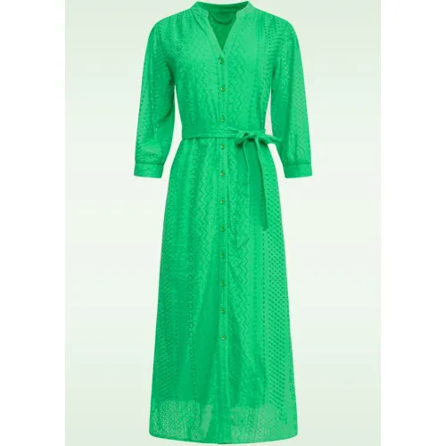 Robe brodée Ruby en vert gazon - Smashed Lemon - Modalova