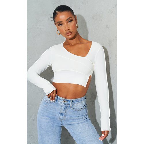 Crop top manches longues crêpé à col asymétrique et coutures surjetées - PrettyLittleThing - Modalova