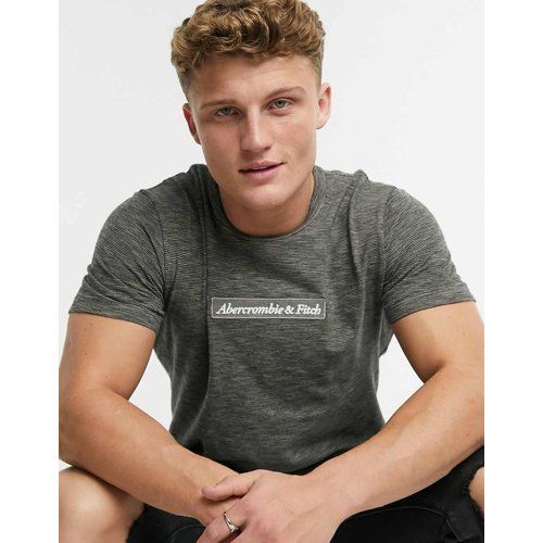 T-shirt rayé avec logo encadré sur le devant et ourlet arrondi - Fauve - Abercrombie & Fitch - Modalova