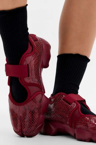 Chaussettes Tabi à bords à volants en taille: TAILLE UNIQUE - Out From Under - Modalova