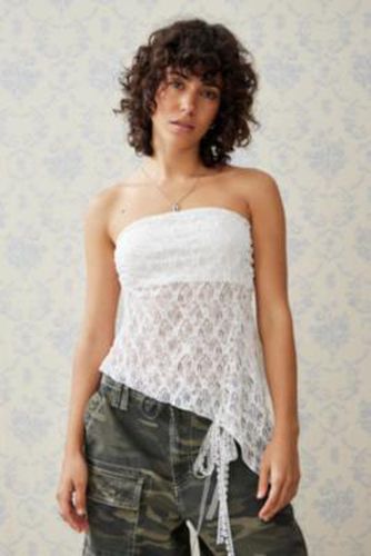 UO - Haut bandeau asymétrique à dentelle Indie par en Blanc taille: Medium - Urban Outfitters - Modalova