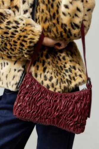 Sac à bandoulière en simili cuir froncé UO par en taille: TAILLE UNIQUE - Urban Outfitters - Modalova