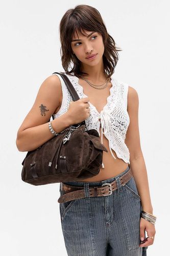 Sac à bandoulière UO Heart Charm en suédine par en taille: TAILLE UNIQUE - Urban Outfitters - Modalova