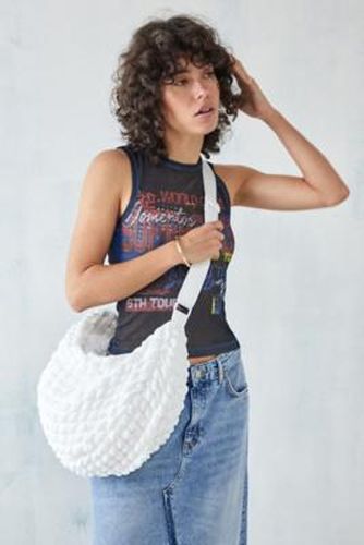 UO - Sac à bandoulière surdimensionné en maille pop-corn - Urban Outfitters - Modalova