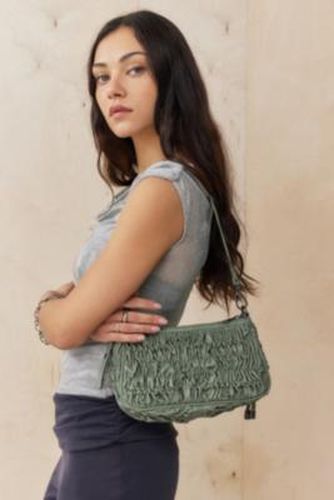 Petit sac à bandoulière en simili cuir froncé UO par en taille: TAILLE UNIQUE - Urban Outfitters - Modalova