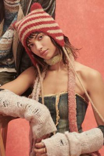 UO - Bonnet tricoté avec cache-oreilles par en Rouge - Urban Outfitters - Modalova