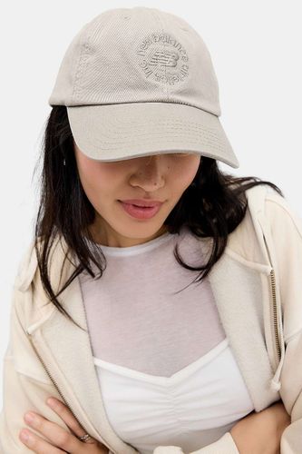 Casquette à six panneaux Circle UO Exclusive en taille: TAILLE UNIQUE - New Balance - Modalova