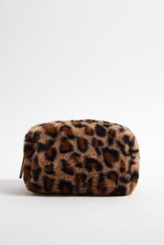 UO Leopard Print Fur Makeup Bag par en taille: TAILLE UNIQUE - Urban Outfitters - Modalova