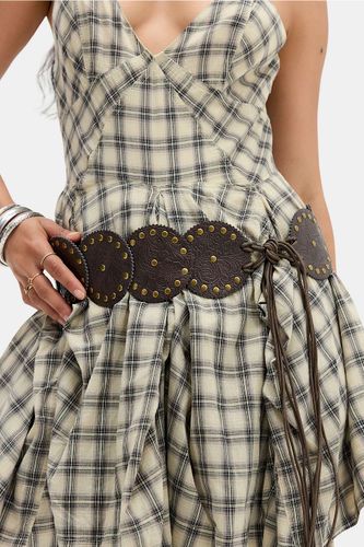 Ceinture à concho en simili cuir à nouer sur le côté en taille: Small/Medium - BDG - Modalova