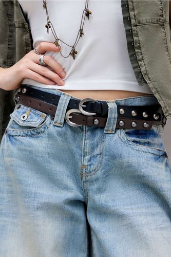 Ceinture UO étroite cloutée en simili cuir par en taille: Small/Medium - Urban Outfitters - Modalova