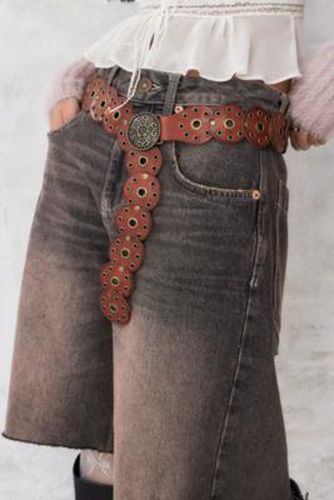 UO - Petite ceinture en cuir Concho par en Marron taille: Small/Medium - Urban Outfitters - Modalova
