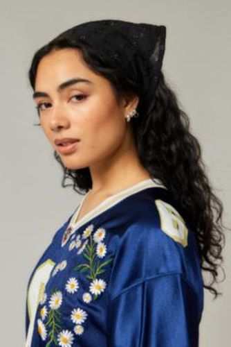 UO - Foulard de cheveux à applique florale par en Noir - Urban Outfitters - Modalova