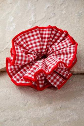 Oversized Gingham Scrunchie par en Red - Urban Outfitters - Modalova