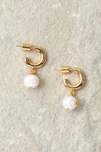Créoles avec perle pendante en nacre et détails floraux - Estella Bartlett - Modalova