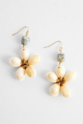 UO Bead Shell Flower Earrings par en taille: TAILLE UNIQUE - Urban Outfitters - Modalova