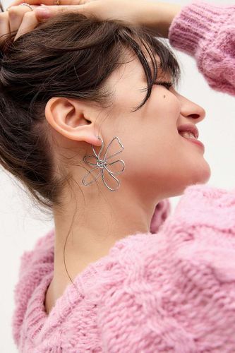Boucles d'oreilles en métal à pétales de fleurs en taille: TAILLE UNIQUE - Silence + Noise - Modalova
