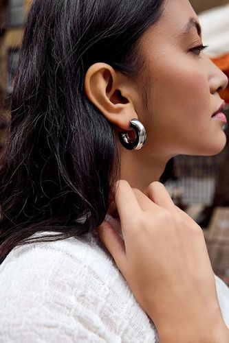 Boucles d'oreilles créoles épaisses argentées UO par en taille: TAILLE UNIQUE - Urban Outfitters - Modalova