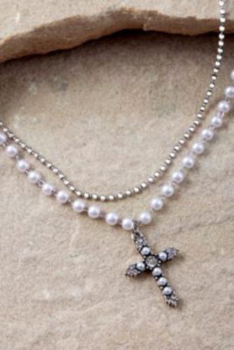 Collier de perles à deux rangs avec pendentif en forme de croix en - Silence + Noise - Modalova
