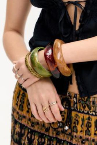 Bracelet jonc épais en résine écaille de tortue UO par en taille: TAILLE UNIQUE - Urban Outfitters - Modalova