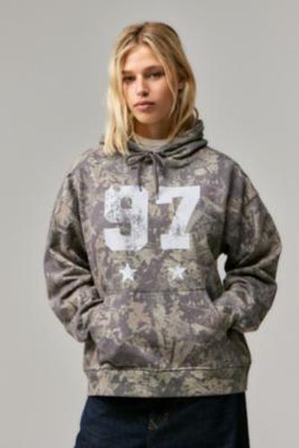 Sweat à capuche délavé UO Camo 97 par en taille: Small - Urban Outfitters - Modalova