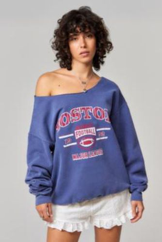 UO - Sweatshirt à épaule dénudée échancrée Boston par en Bleu marine taille: XS - Urban Outfitters - Modalova