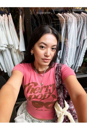 UO Cherry Pop Ringer Baby T-Shirt par en taille: Large - Urban Outfitters - Modalova