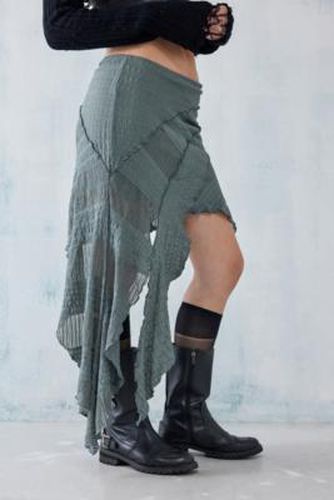 UO - Mini-jupe asymétrique texturée effet raccordée par en taille: 2XS - Urban Outfitters - Modalova
