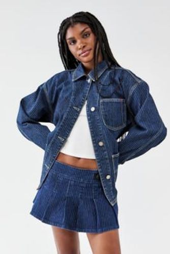 UO Pinstripe Denim Pleated Mini Skirt par en taille: TTP - Urban Outfitters - Modalova