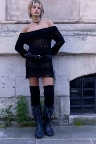 UO - Robe courte à encolure Bardot et mailles étirées ajourées Olivia par en taille: 2XS - Urban Outfitters - Modalova