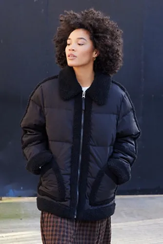 Borg Trim Puffer Coat en taille: XS - Kimchi Blue - Modalova