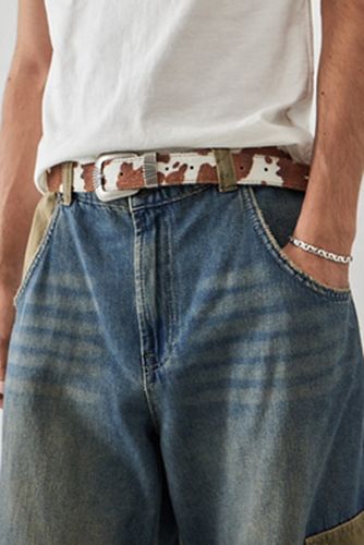 UO - Ceinture à boucle avec imprimé vache par en taille: Medium/Large - Urban Outfitters - Modalova