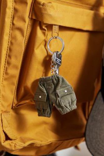 Porte-clés mini pantalon cargo en velours côtelé par en Vert - Urban Outfitters - Modalova