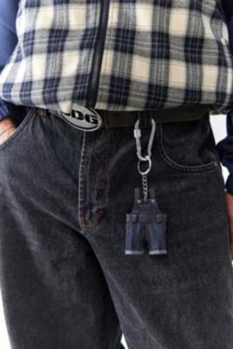 Petit porte-clés salopette en jean par en - Urban Outfitters - Modalova