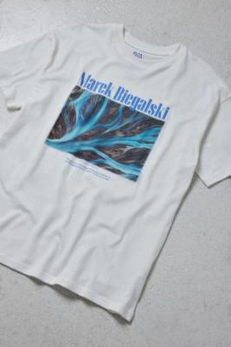 UO - T-shirt Marek Biegalski blanc par taille: XS - Urban Outfitters - Modalova